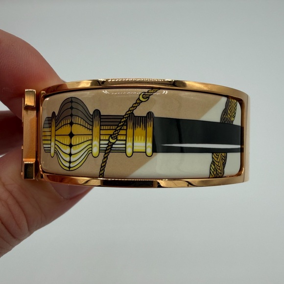 Brand New Hermès Clic H Enamel Wide Bracelet in Rose Gold - Picture 4 of 6